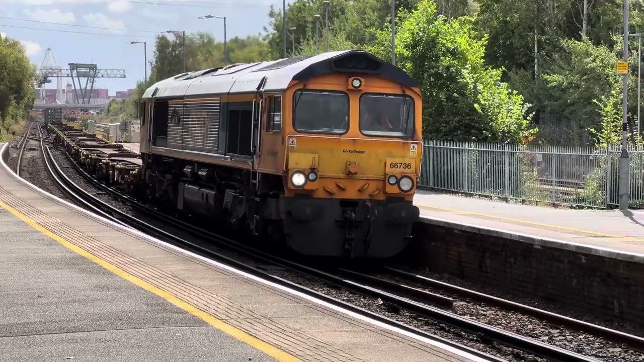 66736 Wolverhampton Wonderers stops at Redbridge with 6O45 MOD Kineton to MOD Marchwood 