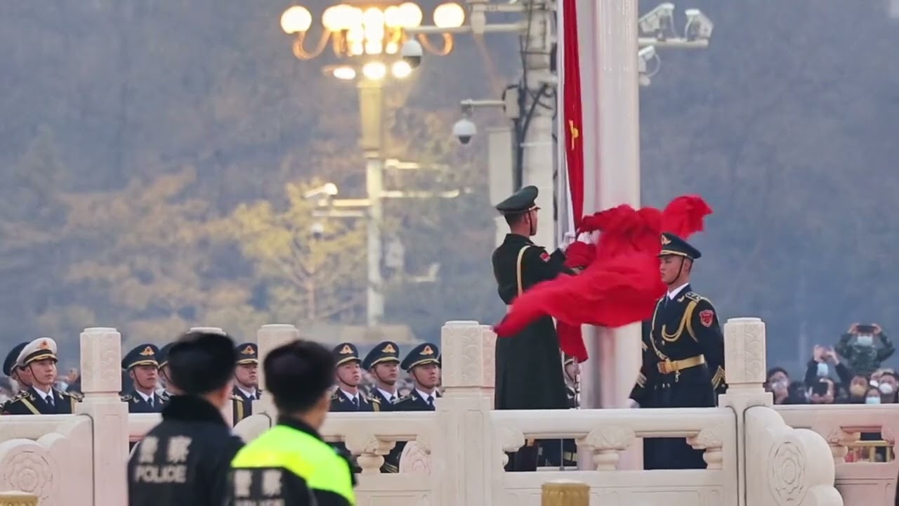 天安门降旗仪式，近距离欣赏擎旗手张威如何收旗，整套动作行云流水，一气呵成，太帅了#国旗护卫队 #中国军人 #英姿飒爽 #降旗仪式 #现场实拍