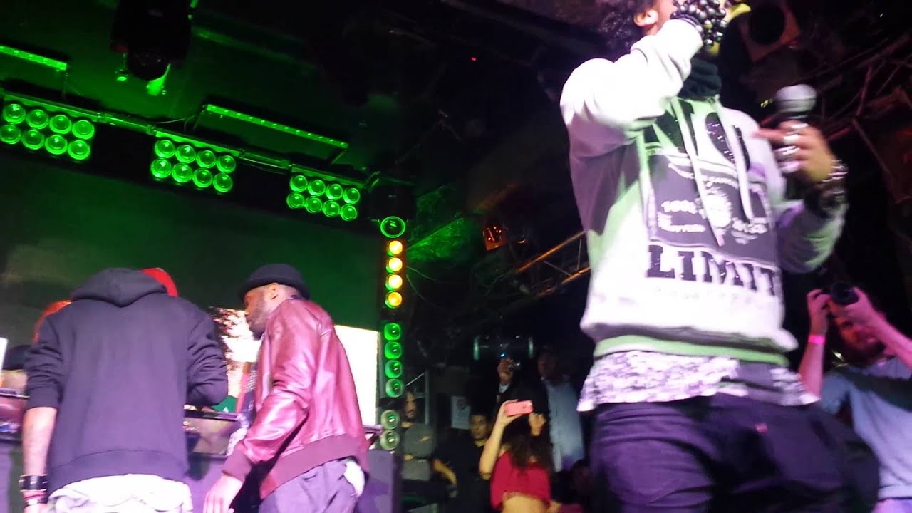 Les Twins in Rome Entrance