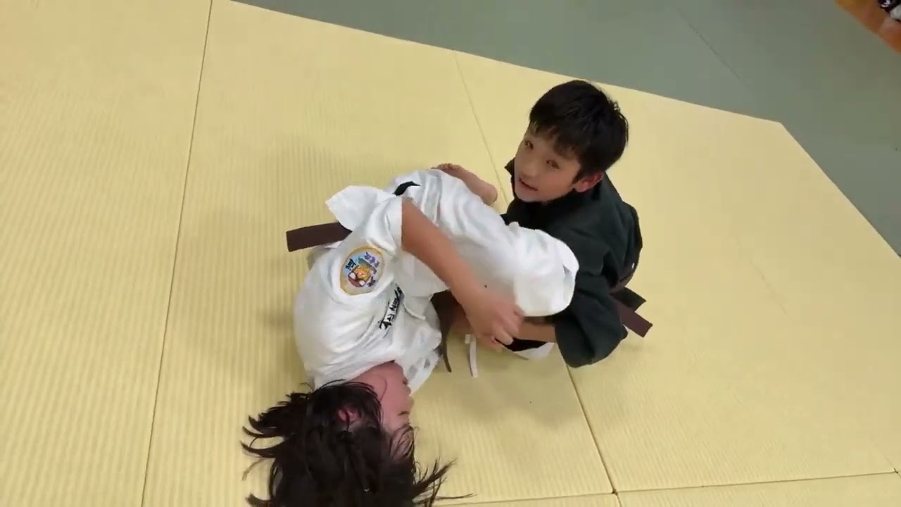 足関節の取り合い女子VS男子柔術スパーリング