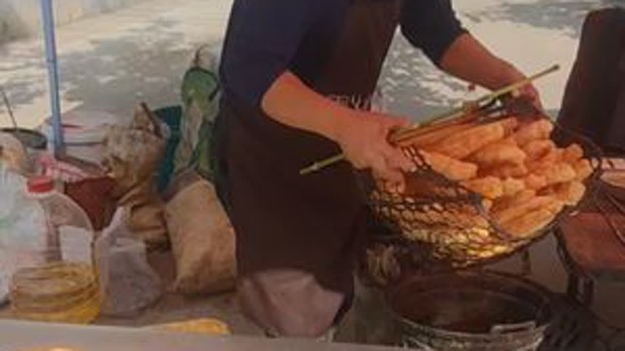 村里要唱大戏了，带大家看看油条是怎么炸出来的，金黄酥脆特别香#油条 #记录真实生活 #唱戏