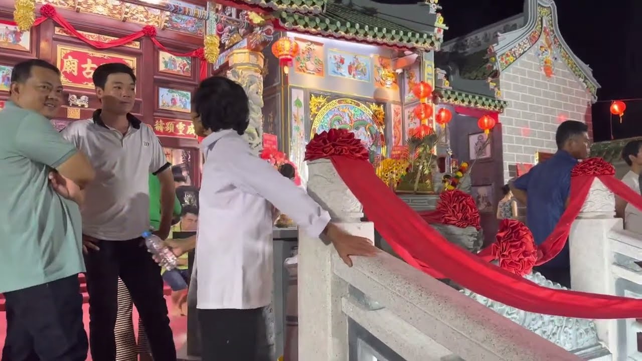 Tham quan Chùa Ông ban đêm rất đẹp, người dân đến rất đông