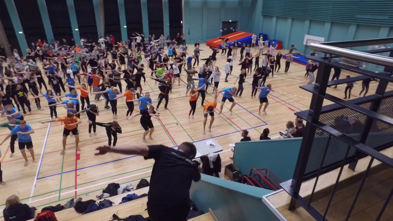 400 people dabbing...
