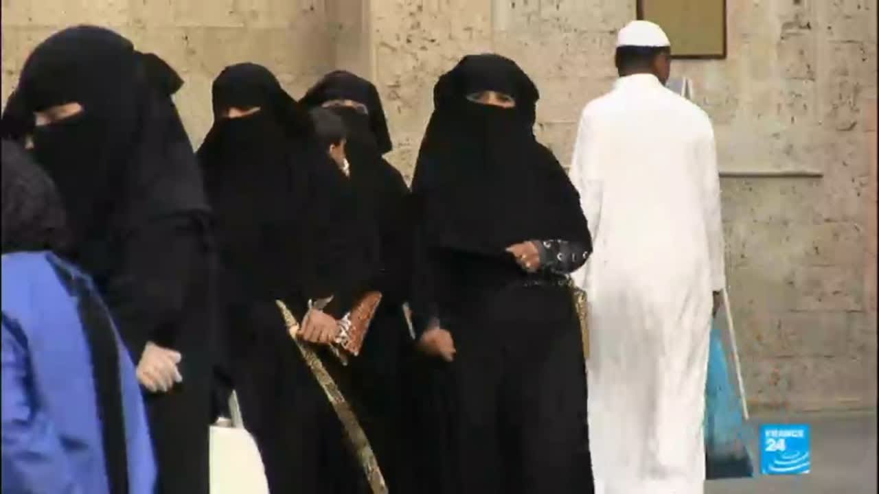 Saudi Arabia: Senior cleric says women should not have to wear abaya robe in public