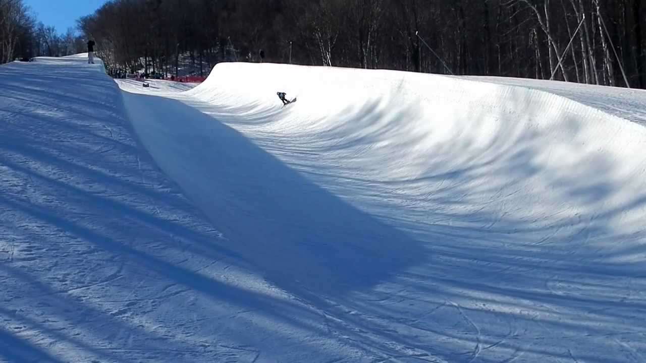 Stowe's Alex Reichelt dominating the Skier Boys halfpipe competition