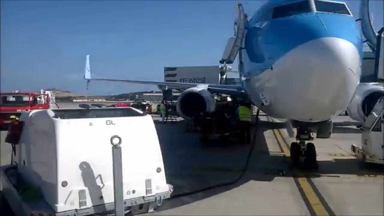 Landing Las Palmas Airport Gran Canaria Dec 2015 Thomson Boeing 737 800