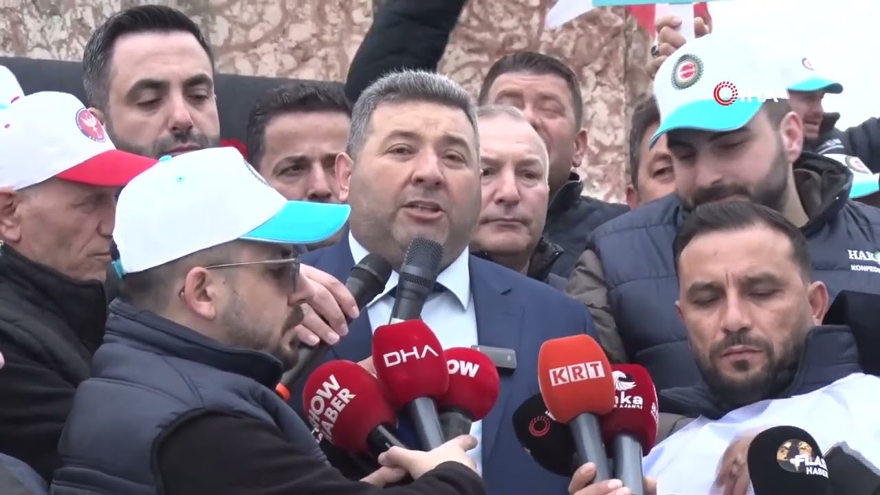 HAK-İŞ Konfederasyonu üyeleri, Kazancı Yokuşu'na karanfil, Taksim'e çelenk bıraktı