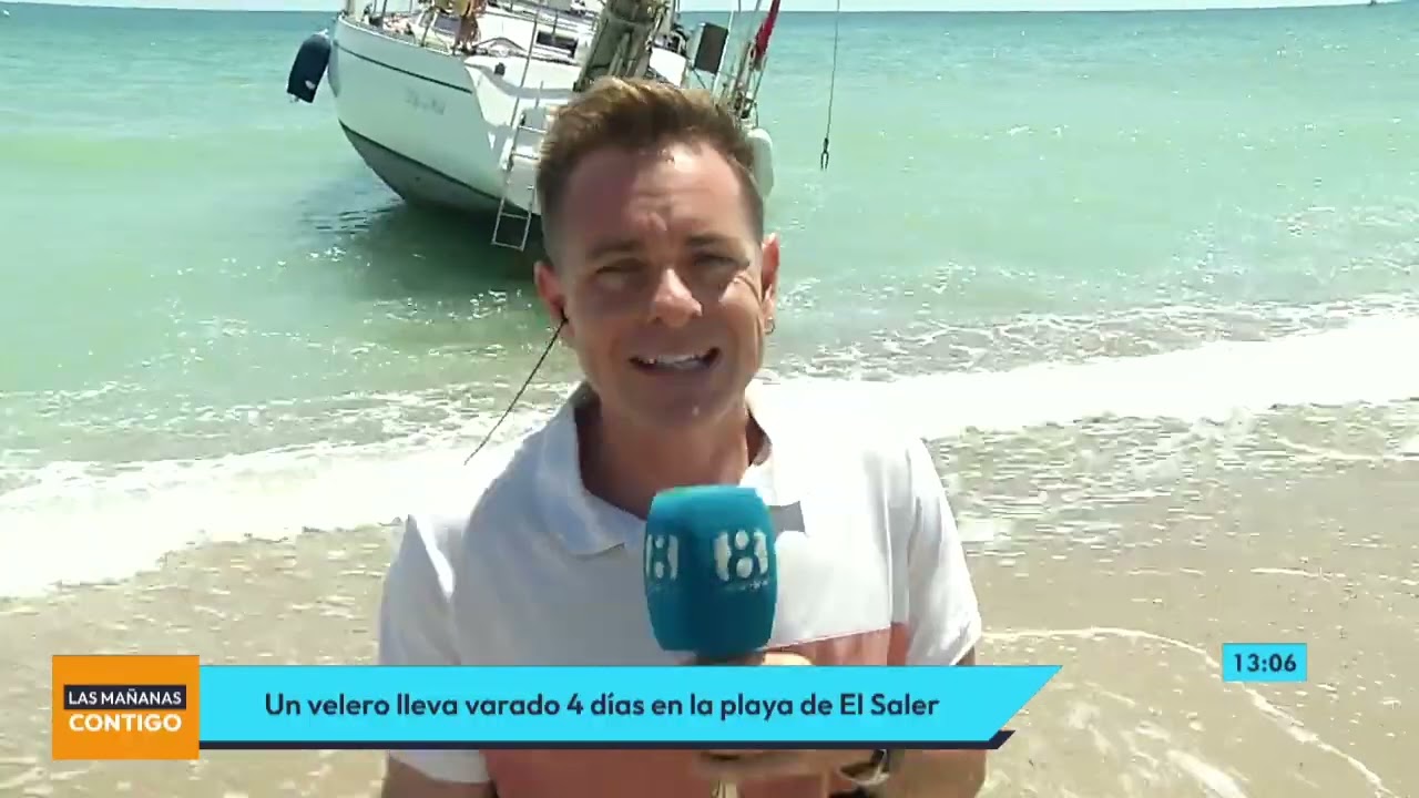 Un velero lleva tres días encallado en la playa de El Saler