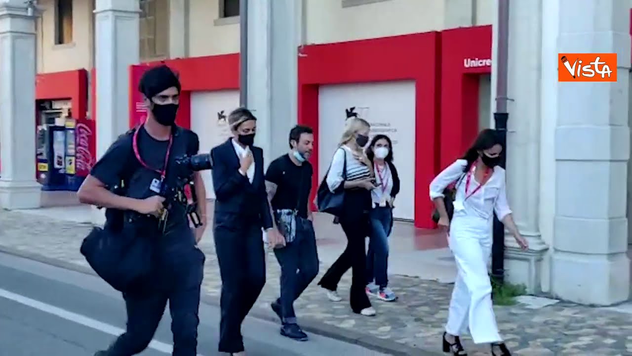 Venezia 77, la madrina Anna Foglietta in completo e mascherina nera inaugura la Mostra del Cinema