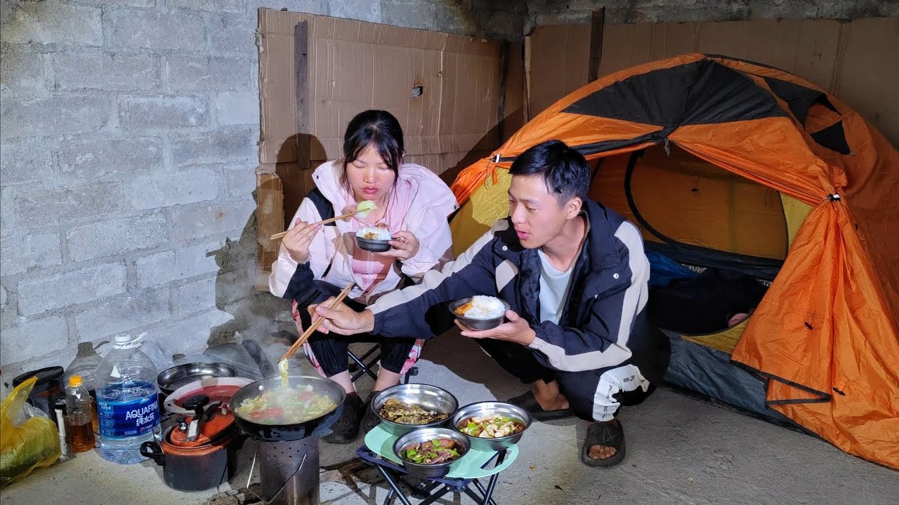 带着媳妇骑行云南，晚上借宿养猪场空房过夜，炒肉吃补补身子【周亿发的旅行】