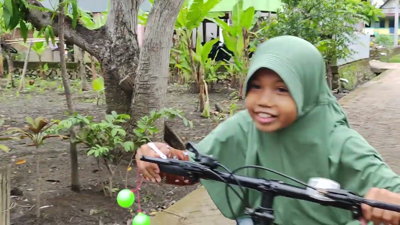 Membeli Latto-Latto | Main Latto-Latto Sambil Naik Sepeda