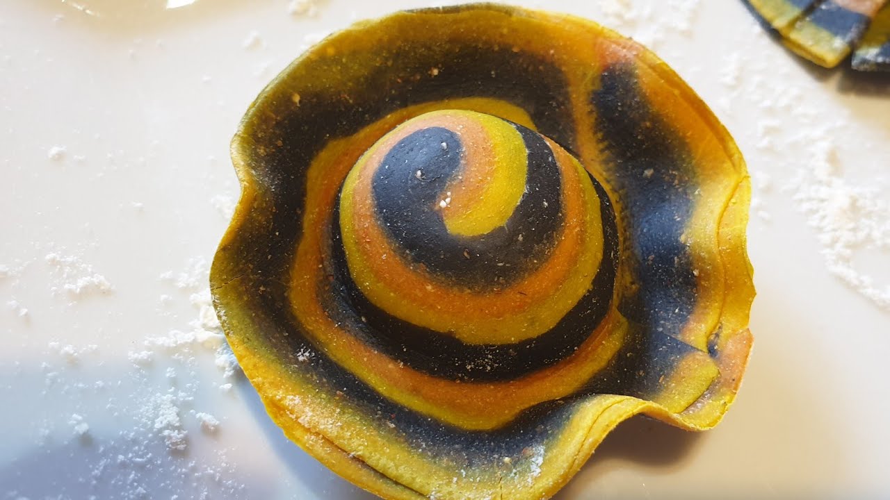 Cappellacci a spirale con colori naturali. how to make ravioli with a hat shape.