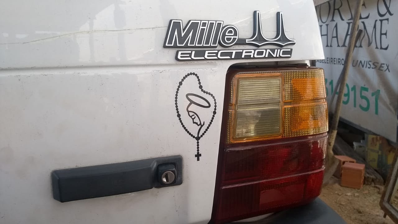 Fiat Uno Mille 1994: Troca de lâmpadas na lanterna traseira PASSO A PASSO
