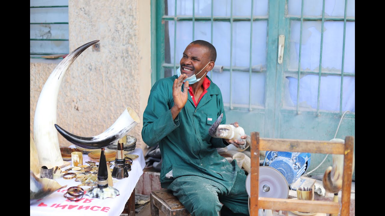 Makamba / Emmanuel Niyonkuru, financé par PAEEJ, fabrique des bijoux, objets de décor, en cornes.