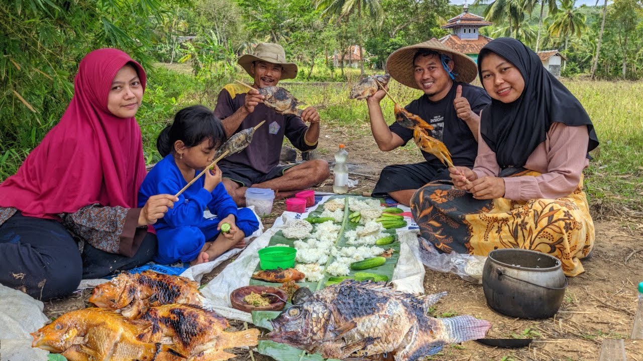 NIKMATNYA Gak Ada Obat... Botram Di Kebun di Suguhin Nasi Liwet Hangat Ditemani Angin Sepoi-sepoi