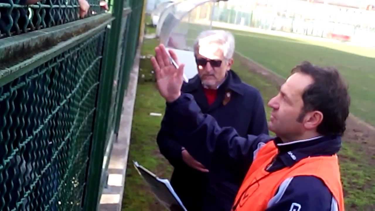 Mister Provenza parla con i tifosi dell'Aversa Normanna dopo il primo allenamento al 