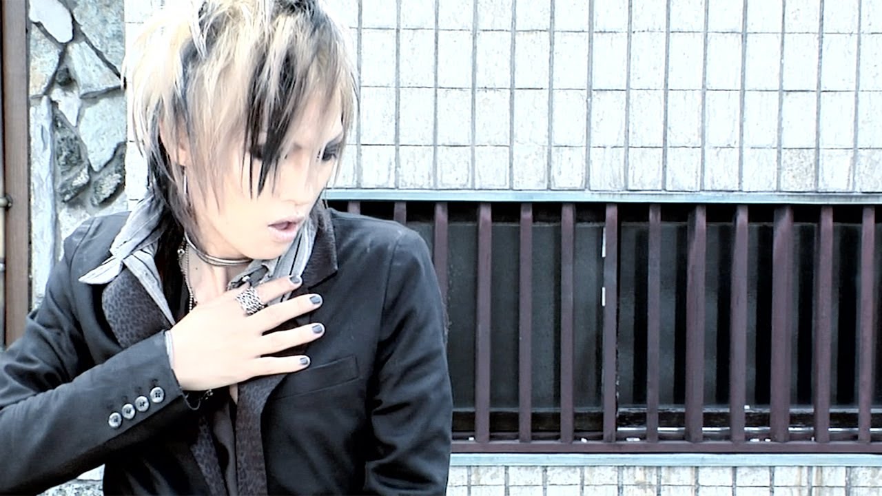 ゴールデンボンバー「女々しくて」MV