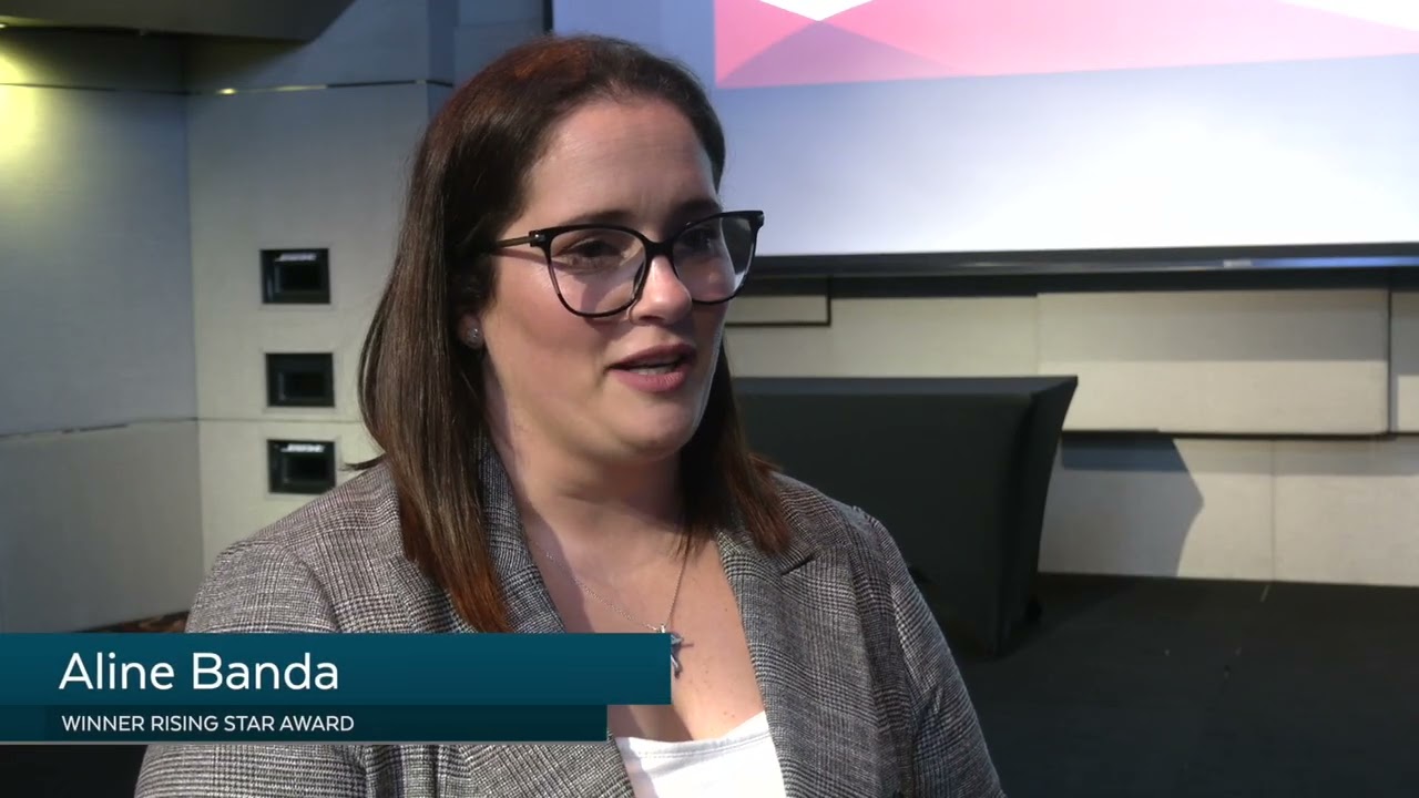 Премия за государственную службу присуждается отдельным лицам и командам за выдающиеся достижения...