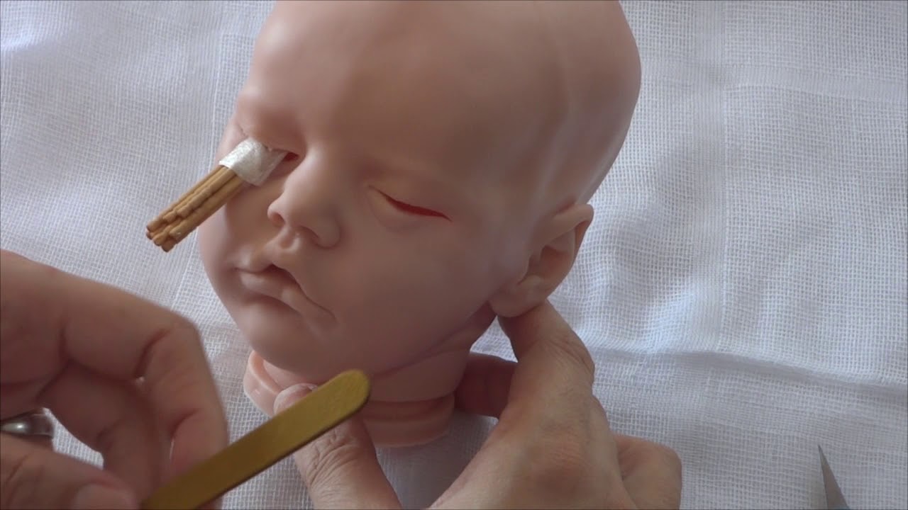 Abrindo o olho do bebê reborn