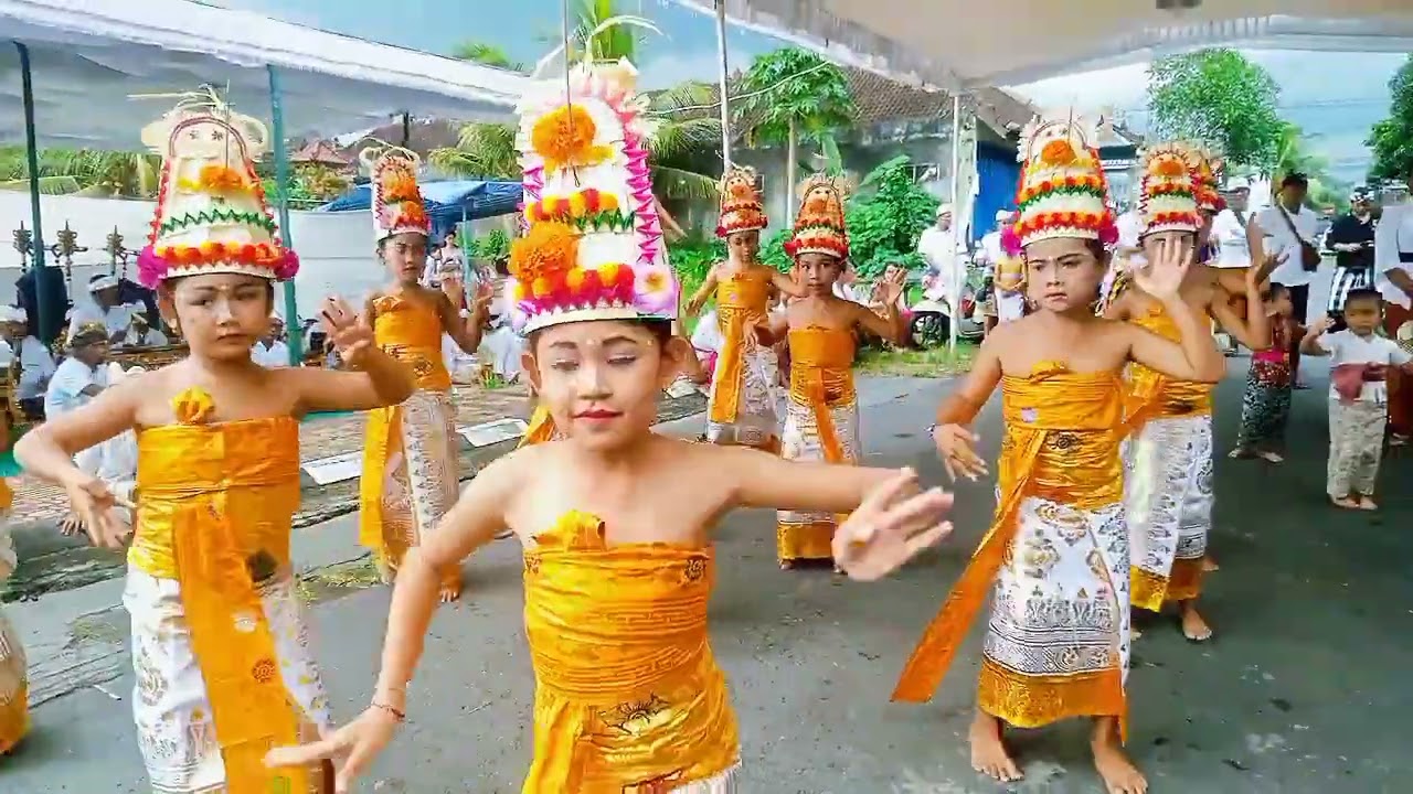 TARI REJANG DEWA ALIT2 BR.NESA DESA BR.ANGKAN,PENGANYARAN PURA DALEM BALERAN,@budayabalichennal