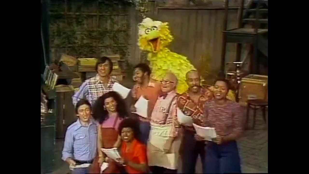 1052   Big Bird's Amateur Show