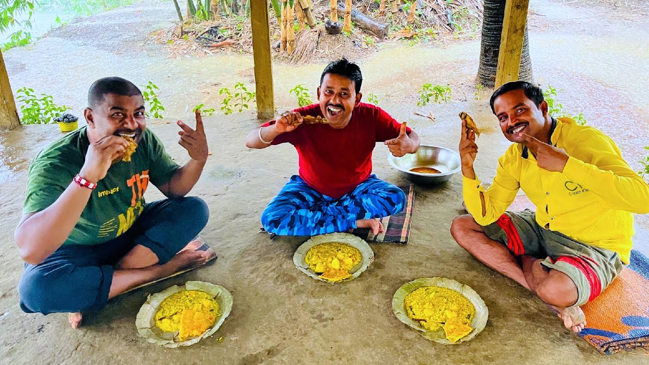 ভরা বর্ষায় গরম গরম খিচুড়ির সঙ্গে পুকুর থেকে মাছ ধরে ভেজে খাওয়া | Bengali style Khichuri & fish fry