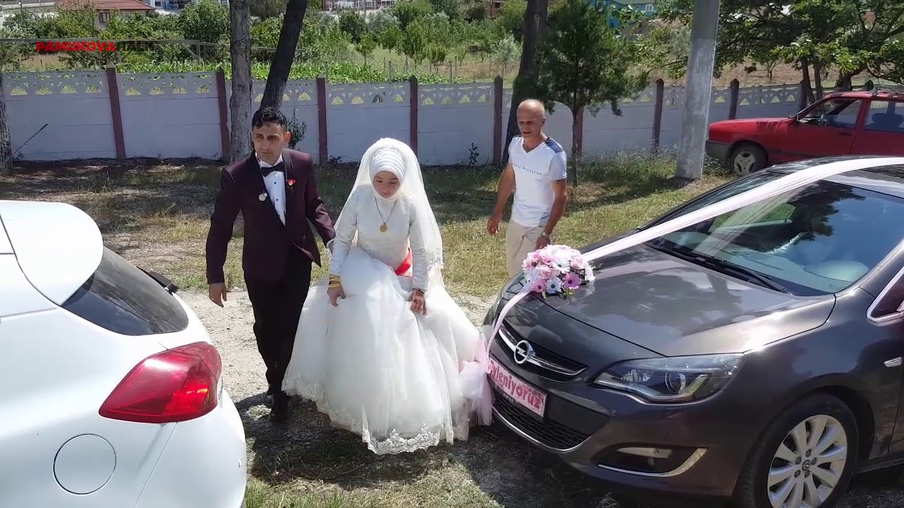 Pamukova da gelin ve damat gelin arabası ile oy kullanmaya gittiler