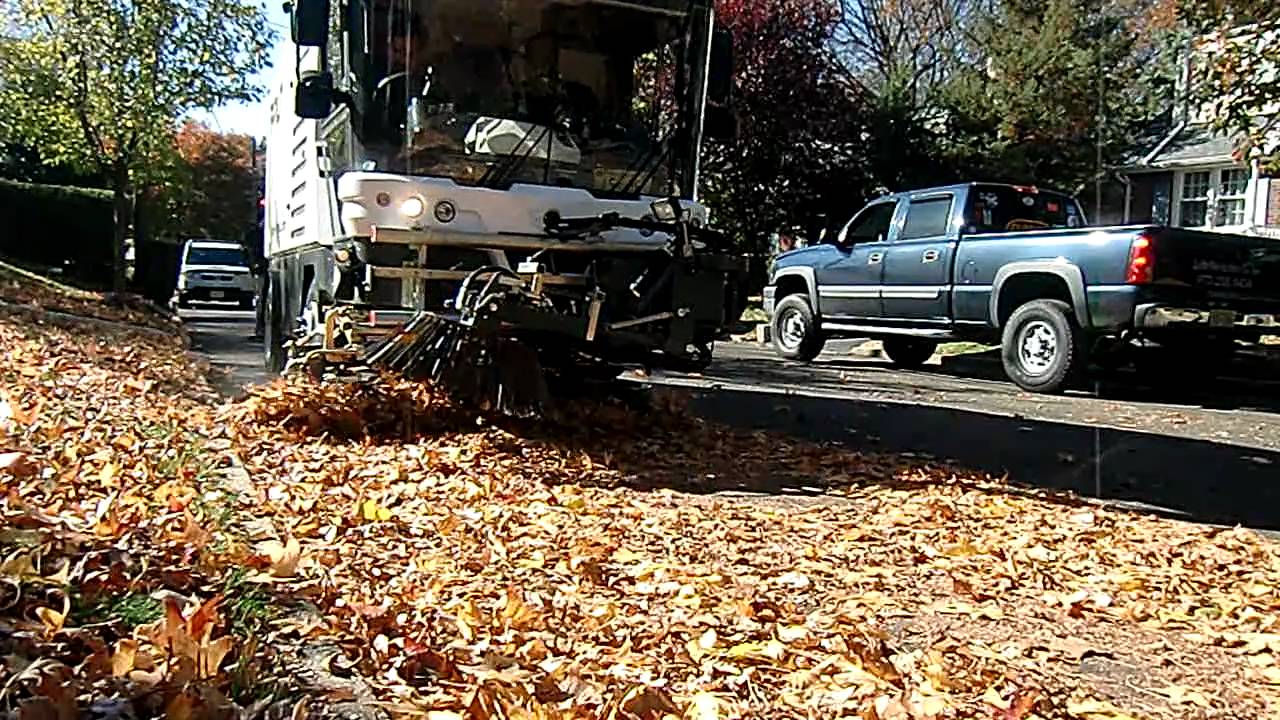 RAVO 5 Series street sweeper Sweeping Leaves