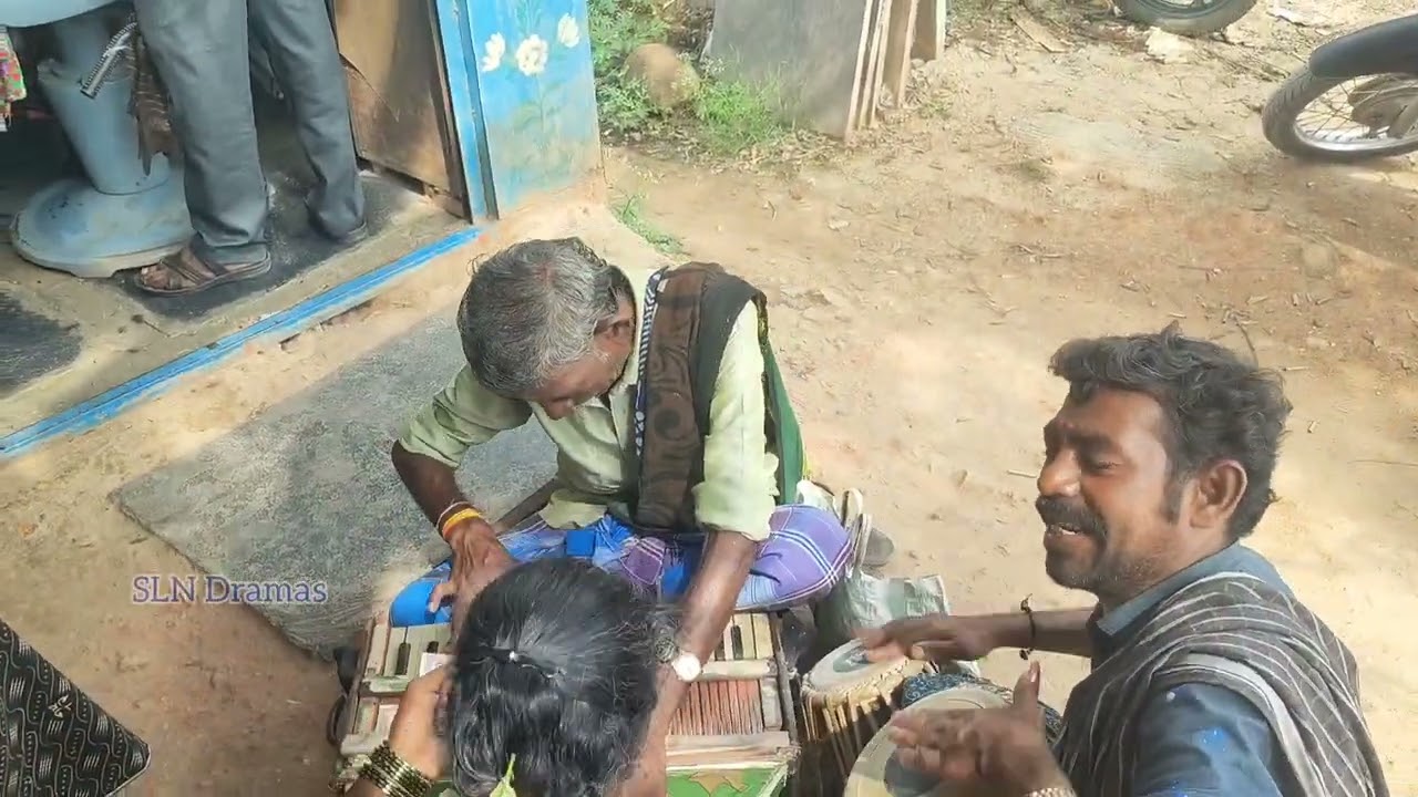నెలవంక తొంగి చూసింది పాట అధ్బుతంగా పాడుతూ వాయించిన వీధి కళాకారులు