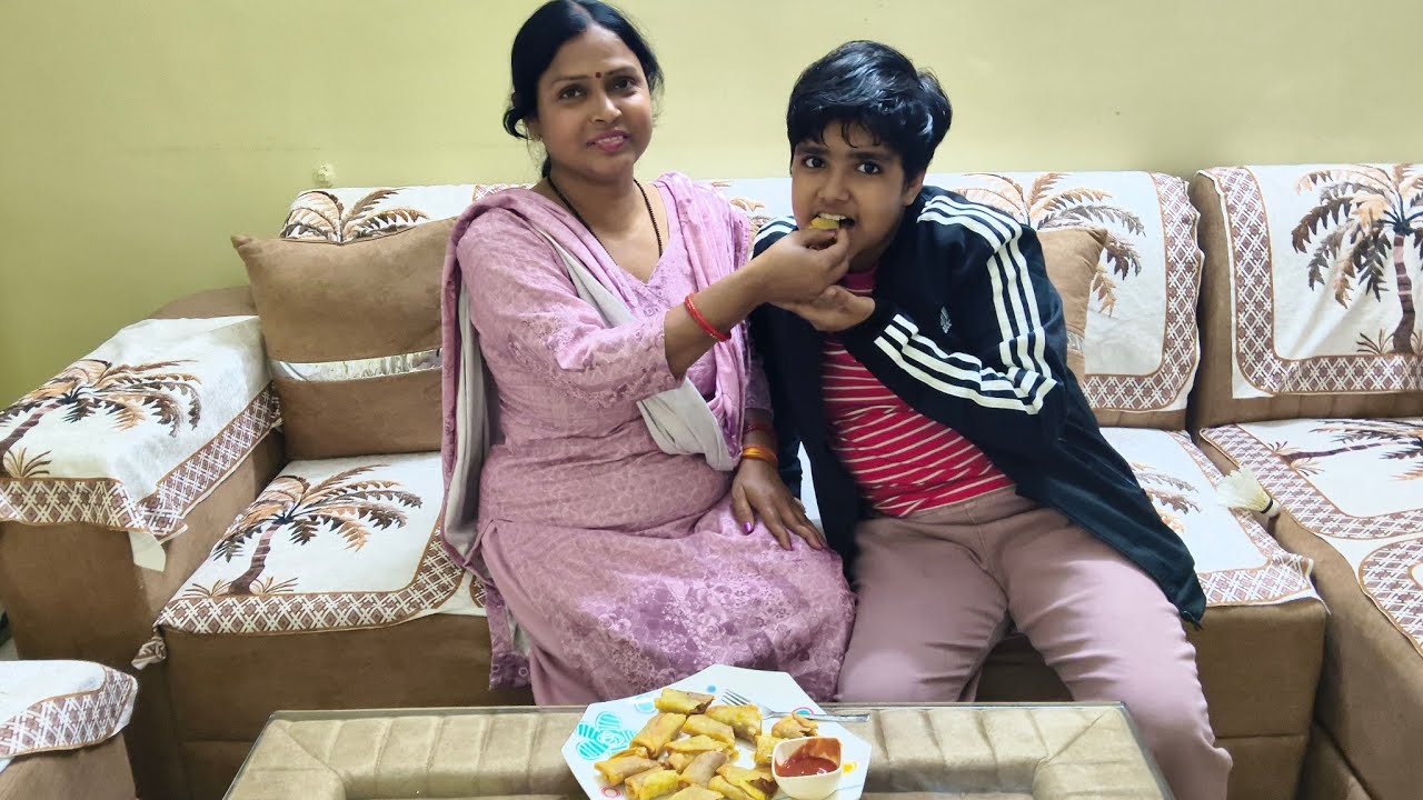 Spring roll khakr bacche huye khush #springroll #renutomarvlogs 