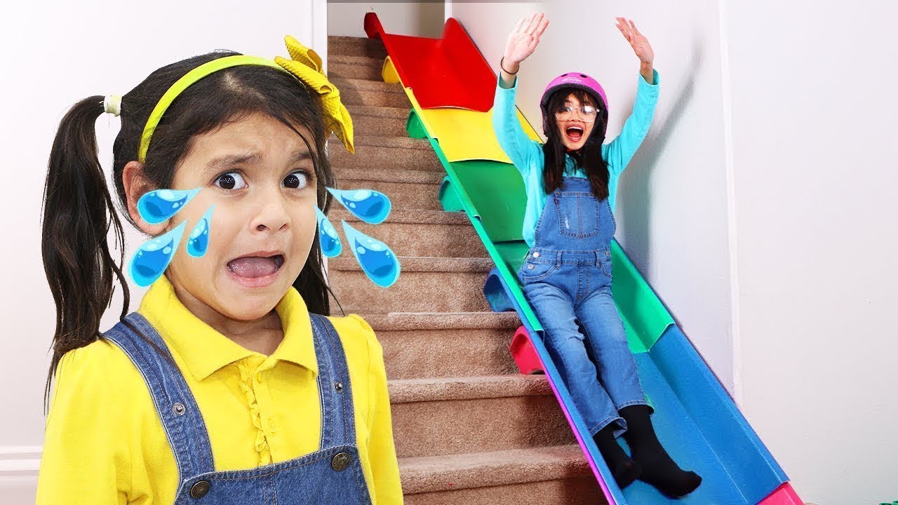 Ellie y Charlotte en la Aventura del Tobogán de Escaleras! 🎢✨ Diversión y Seguridad para Niños