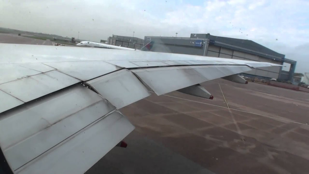 SQ 777-312(ER) 9V-SWG Departing MAN