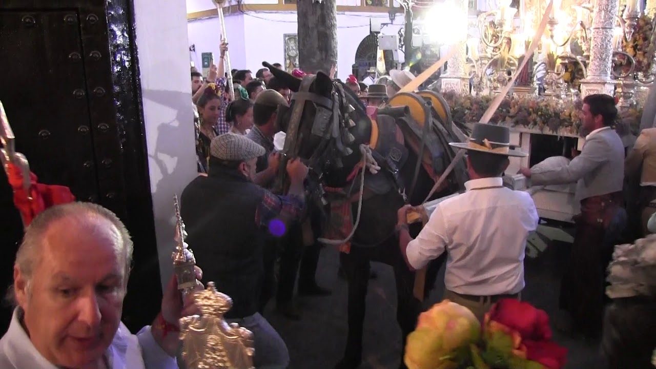 Hdad del Roc&iacute;o de C&oacute;rdoba bajando las escaleras en Villamanrique 2019