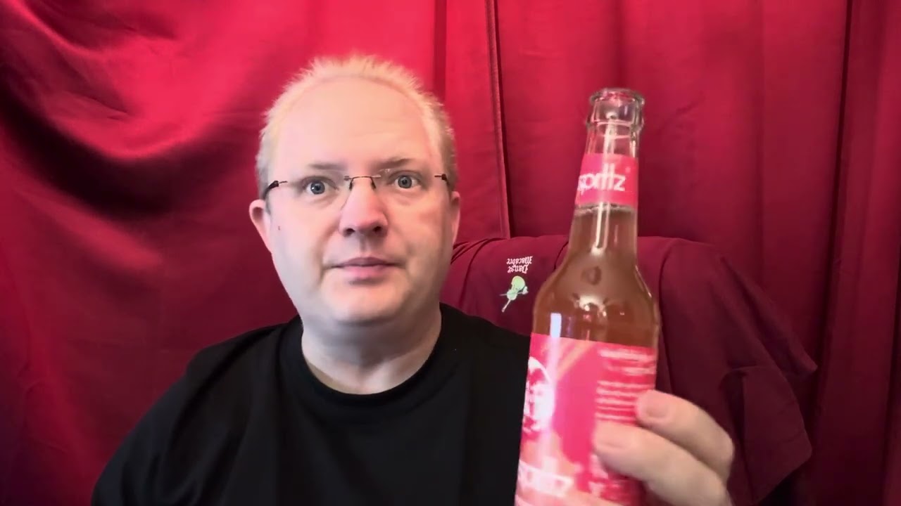 Ottar tries Frittz Rhubarb Shorle 