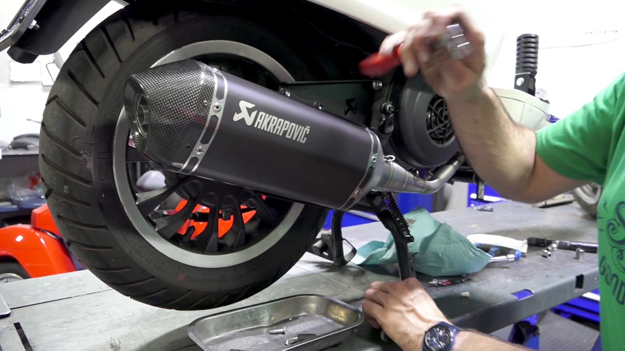 Установка выхлопной системы Akrapovic на Vespa Sprint/Primavera