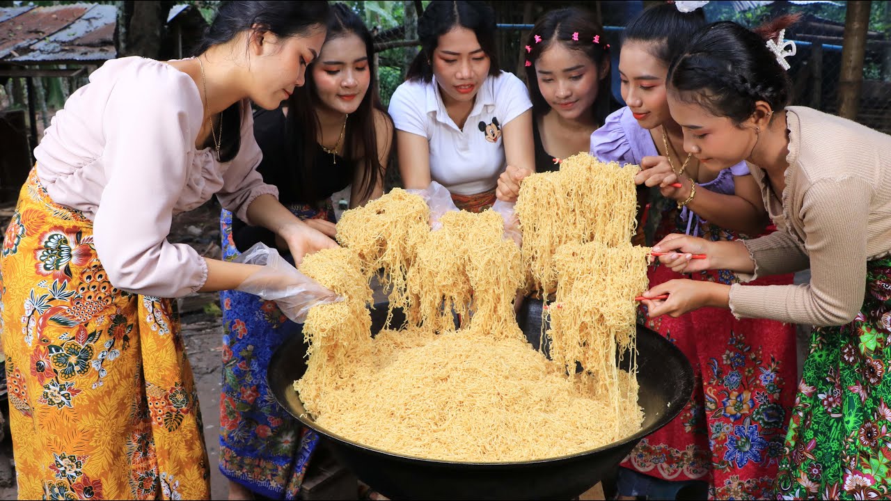 Wow cooking noodle stir-fry with beef and vegetable recipe in my village - Amazing video