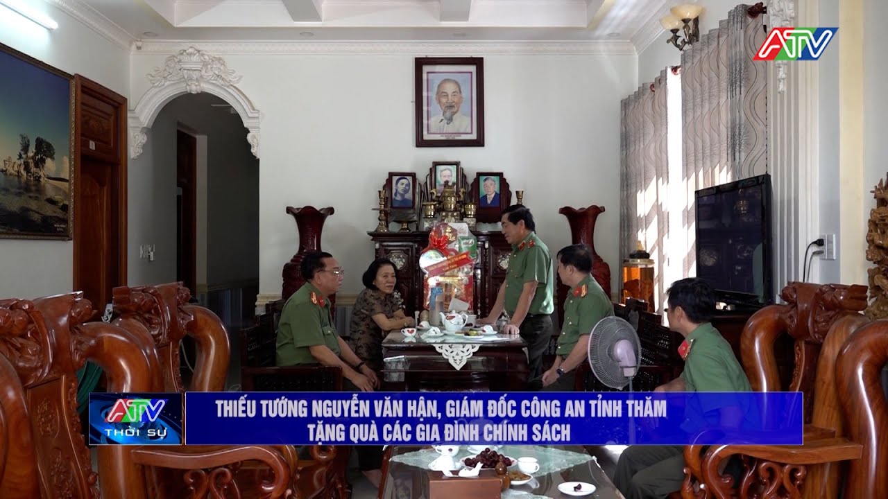 Thiếu tướng Nguyễn Văn Hận - Giám đốc Công an tỉnh An Giang tặng quà các gia đình chính sách