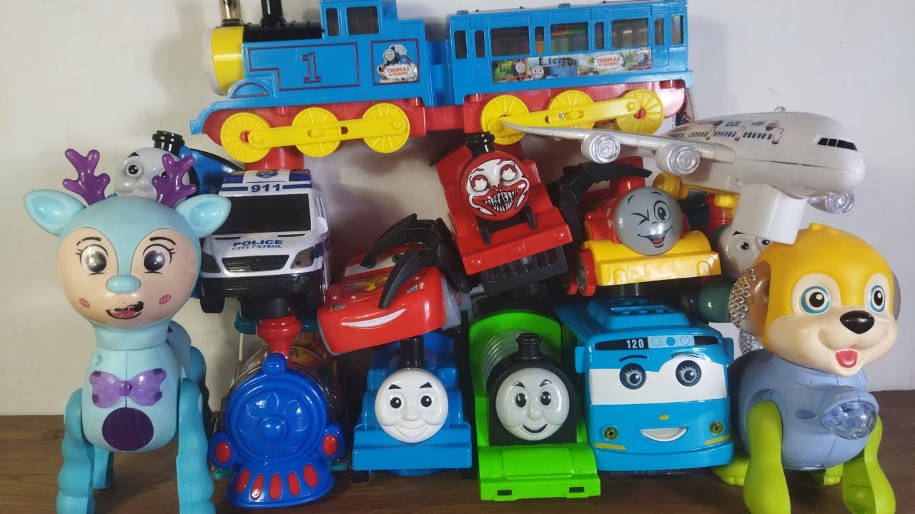 Colección de juguetes coloridos: trenes, autos y lindas amigas.