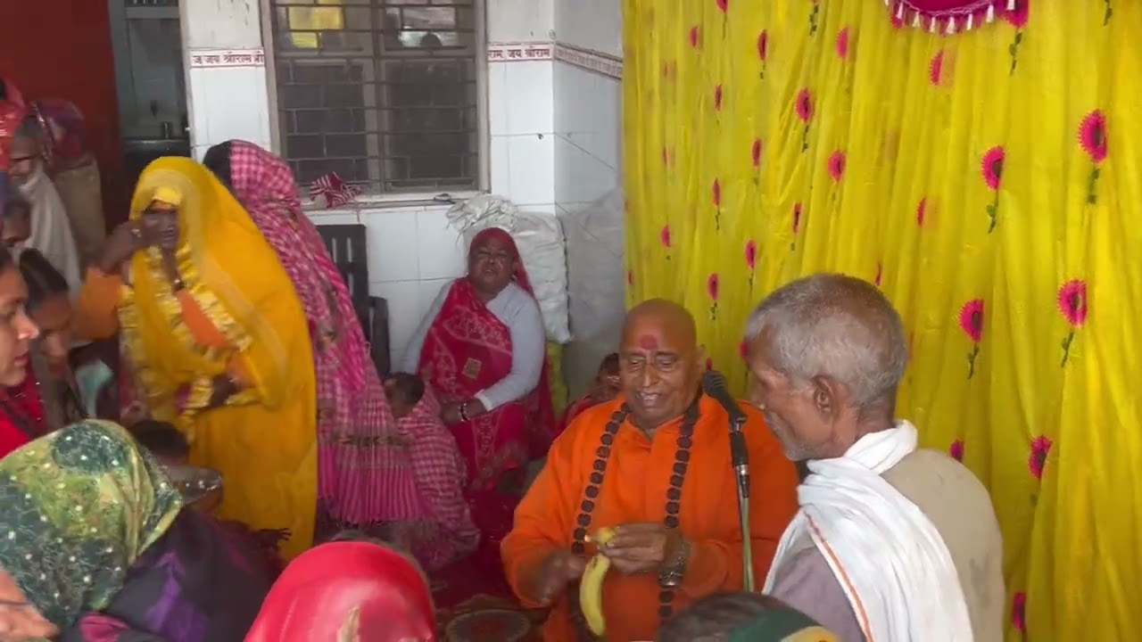शिवपुरी के आसरम में श्री भागवत कथा के समापन के दौरान कार्यक्रम में शामिल हुए 
