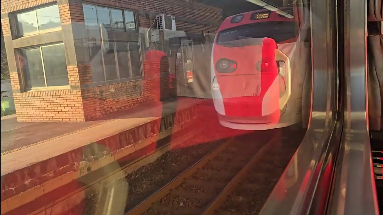 272次苗栗發車經由山線開往花蓮的PPE1011單電豬PP電頭+十二節車廂+PPE1030單電豬PP電頭PP自強號，和203次花蓮發車經由北迴線開往樹林的TEMU2022+TEMU2021普悠瑪自強號