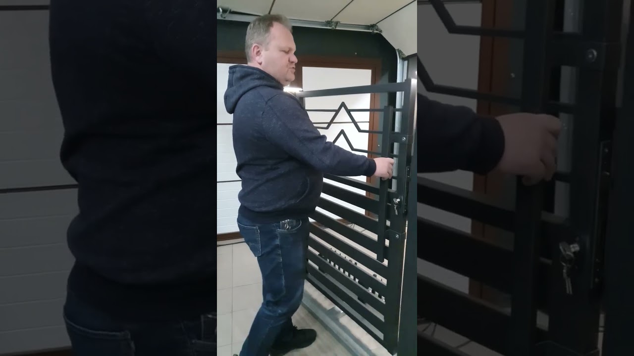 Przycisk do otwierania furtki od wewnątrz.