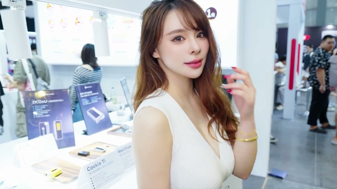 JingJing at Shenzhen Headphone Show | 징징 선전 헤드폰 박람회 | 晶晶 深圳ヘッドホン展示会