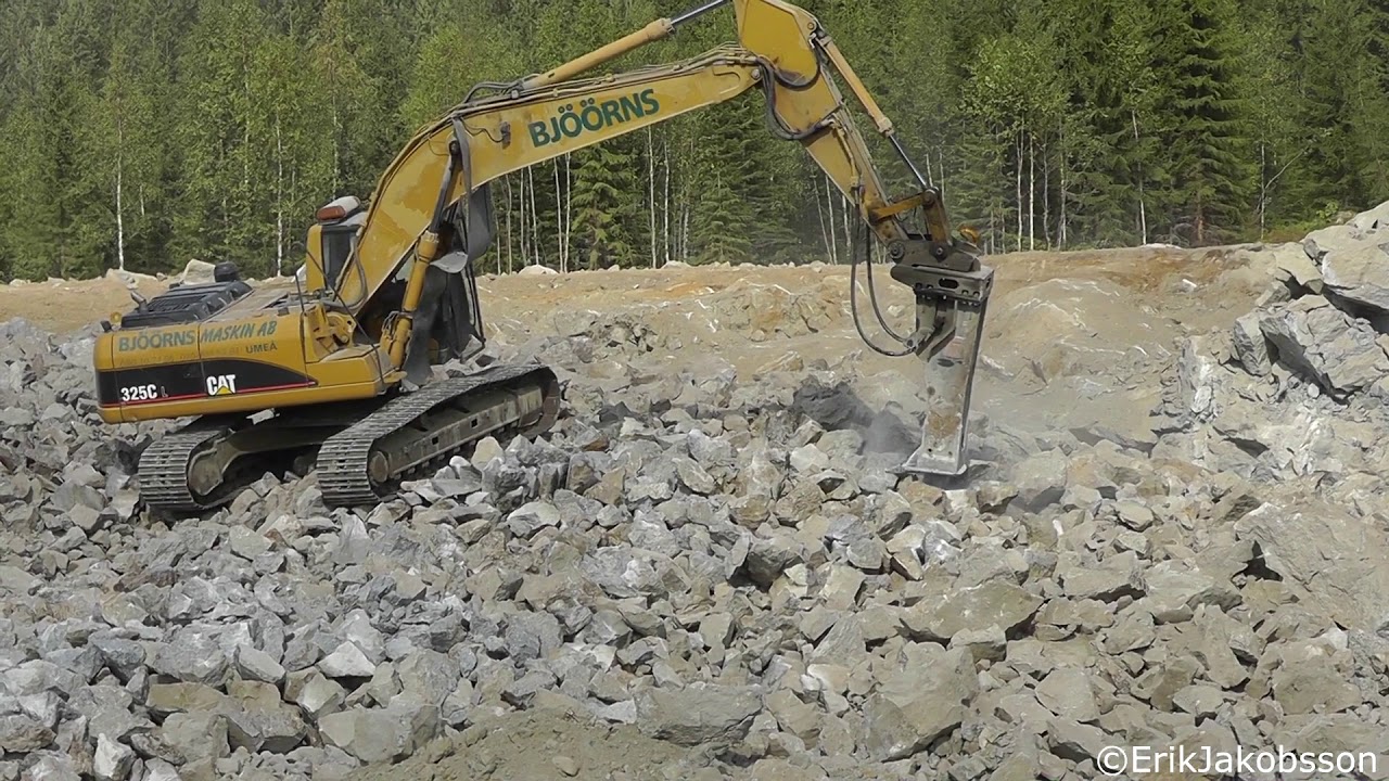 Cat 325CL with a hammer