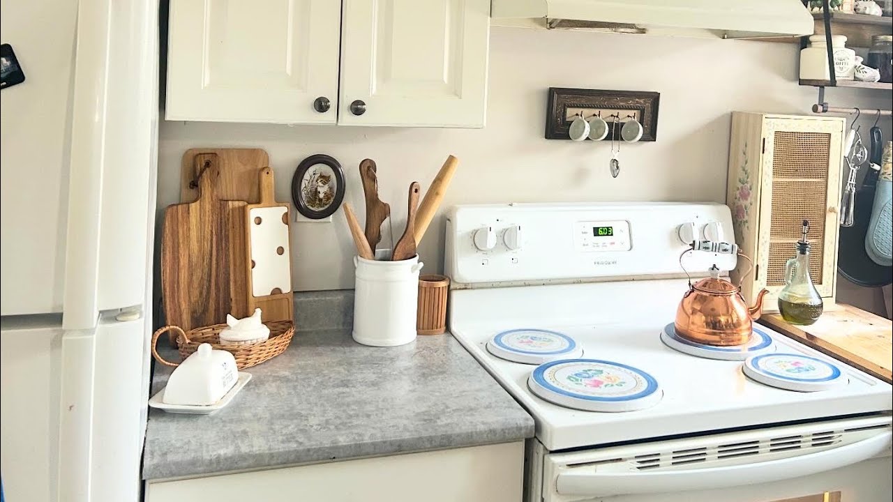 Small Town Thrift Finds → Cozy Kitchen Makeover 