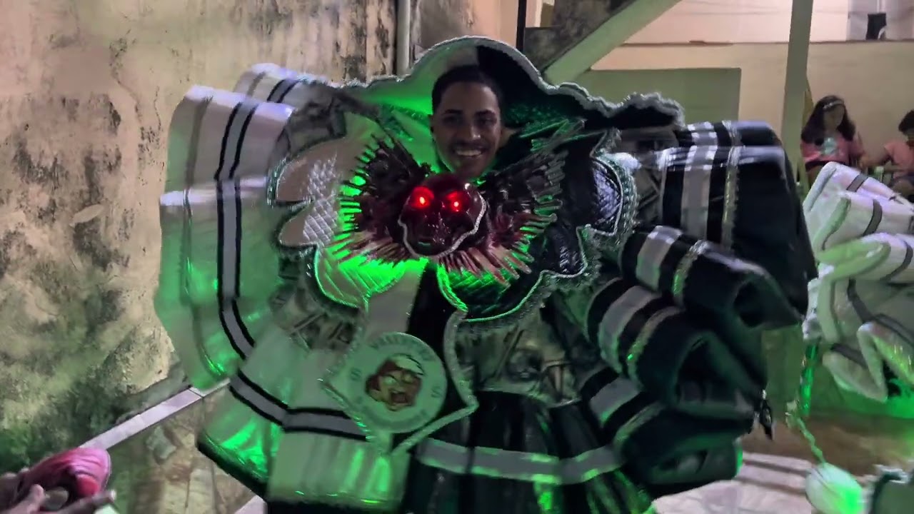 Saída da turma do Valentino de Santa Cruz, tema o duas caras 2025