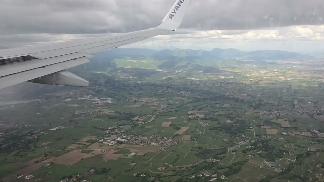 Windy Landing at Bergamo airport Italy,   #ryanair RYANAIR flight FKB to BGY #b737