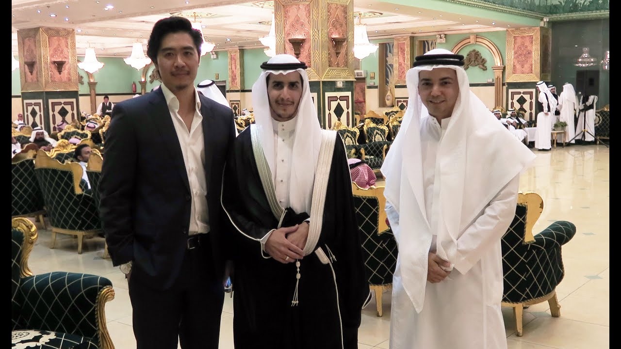 أجنبي أول مرة يحضر زواج سعودي!