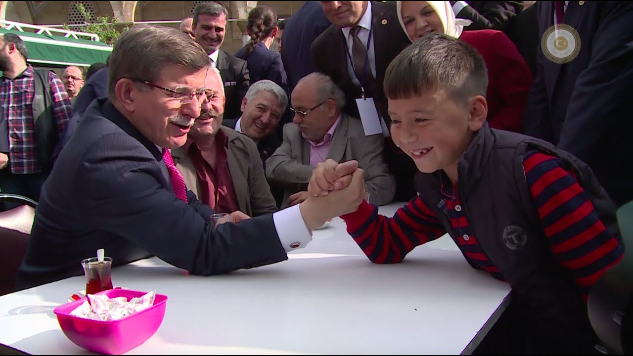 Başbakan Ahmet Davutoğlu, Düzce'de Enes ile bilek güreşi yaptı.