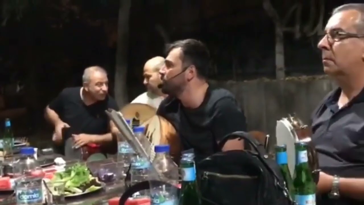 şu sillenin sokakları sekili Pencerede gül karanfil ekili