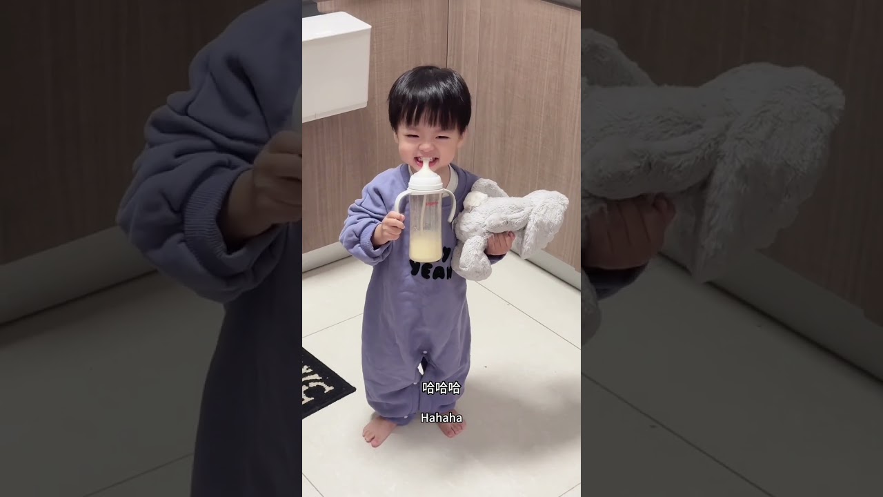 潘爸乐爷：1岁多宝宝自己吃饭乖得潘爸很感慨，但不开心的时候又会倒底耍赖很可爱！无论好还是不好爸妈都一样爱 baby leye & pan #baby #dadlife #babyboy #family